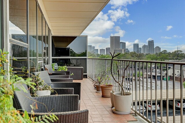 2200 Willowick Rd Unit 4E, Houston, TX 77027 - balcony featuring a skyline view