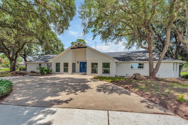 2702 Fairway Dr, Sugar Land, TX 77478 - mid-century home with concrete driveway and brick siding