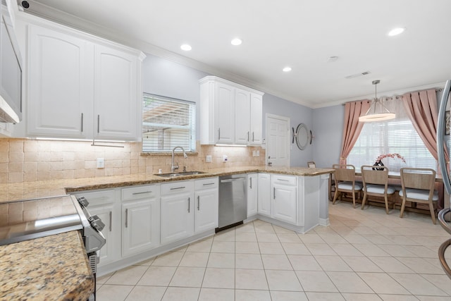 8518 Kerr Dr, Tomball, TX 77375 - kitchen featuring appliances with stainless steel finishes, a sink, crown molding, plenty of natural light, and a peninsula