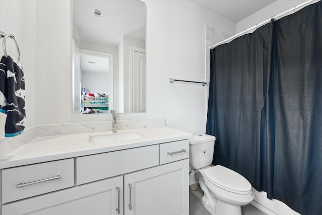 6019 Matthew Oaks Pl, Houston, TX 77007 - full bathroom featuring vanity, toilet, a shower with curtain, and tile patterned flooring