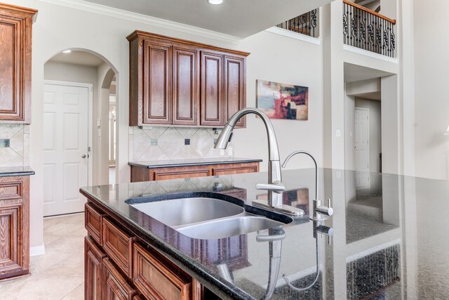 2215 Dali Ln, Missouri City, TX 77459 - kitchen featuring a sink, tasteful backsplash, arched walkways, recessed lighting, and ornamental molding