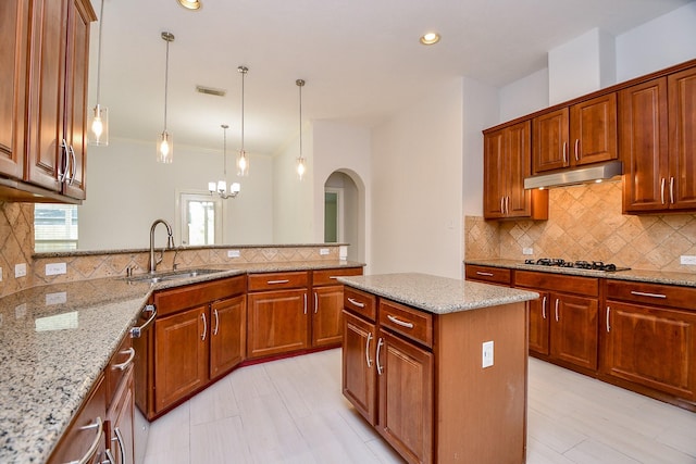 6402 Amelia Springs Dr, Spring, TX 77379 - kitchen featuring a sink, under cabinet range hood, stainless steel gas cooktop, tasteful backsplash, and recessed lighting