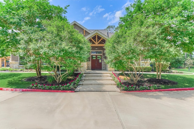 13919 Leigh Lake Ln, Conroe, TX 77384 - view of front facade featuring stone siding and a front lawn