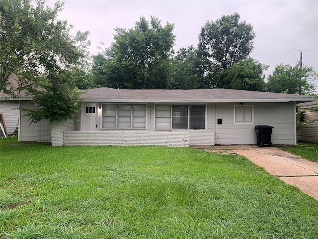 5822 Glenhurst Dr, Houston, TX 77033 - ranch-style house with a front lawn and roof with shingles