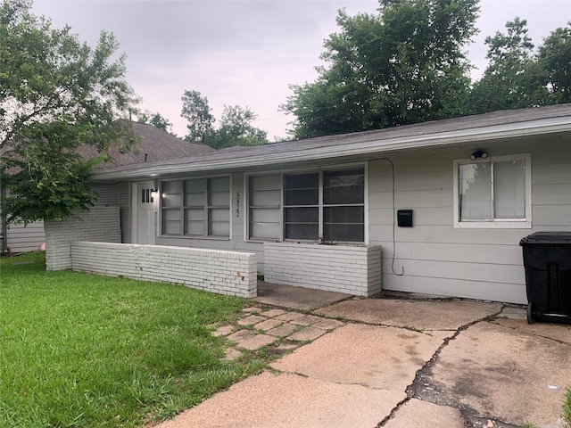 5822 Glenhurst Dr, Houston, TX 77033 - view of side of home featuring a lawn and roof with shingles