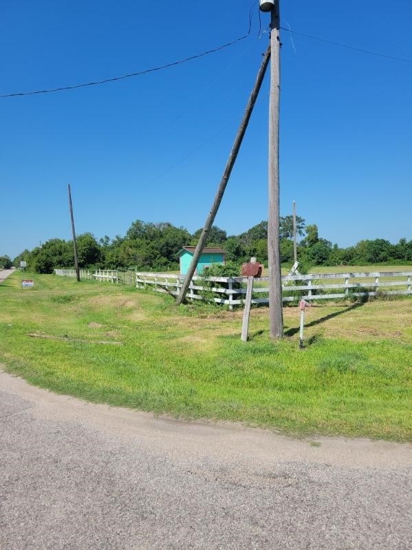 405 Strawberry St, League City, TX 77573 - photo 2