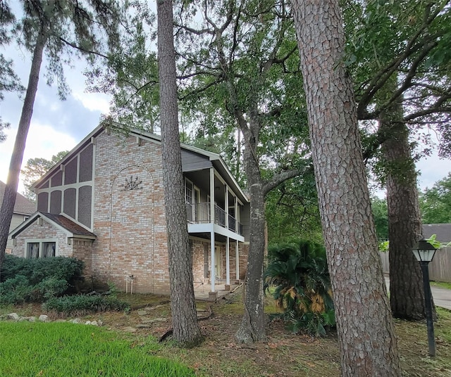 5211 Alamosa Ln, Spring, TX 77379 - view of side of property featuring a balcony and brick siding