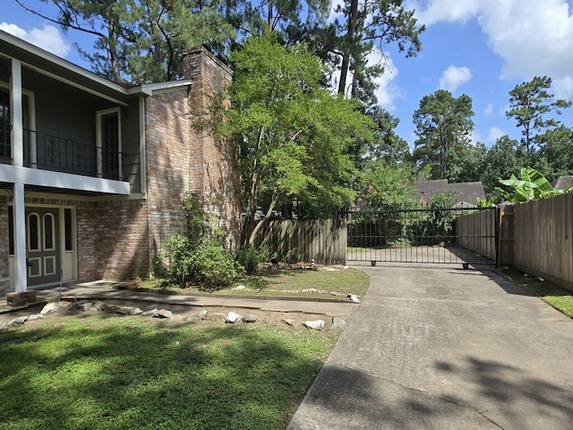 5211 Alamosa Ln, Spring, TX 77379 - view of yard featuring a gate and a balcony