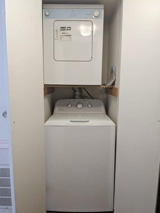 7950 N Stadium Dr Unit 136, Houston, TX 77030 - laundry area with estacked washer and dryer