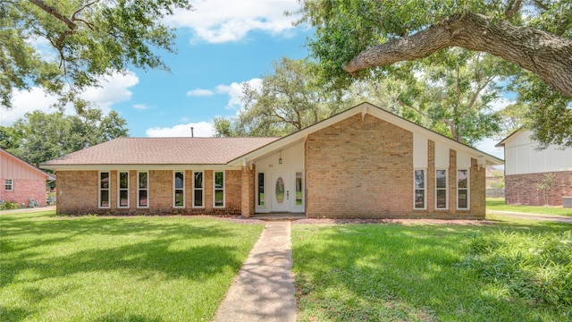 55 Flag Ct, Lake Jackson, TX 77566 - view of front of house featuring brick siding and a front yard