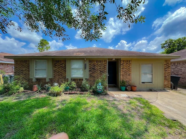 3426 Wuthering Heights Dr, Houston, TX 77045 - ranch-style house featuring brick siding and a front yard