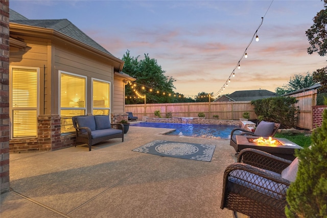11 Hillsborough Dr E, Montgomery, TX 77356 - patio terrace at dusk featuring an outdoor fire pit, a patio area, and a fenced backyard