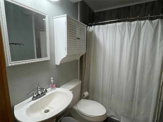 164 Pine Hollow Cv, Brookeland, TX 75931 - full bath with toilet, a textured wall, a sink, and curtained shower