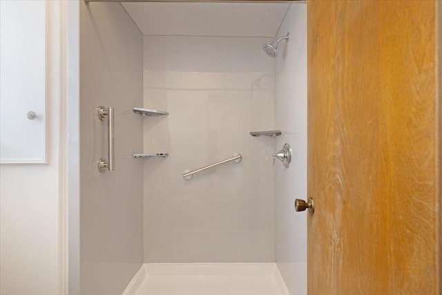 10518 Sageburrow Dr, Houston, TX 77089 - full bath featuring a shower