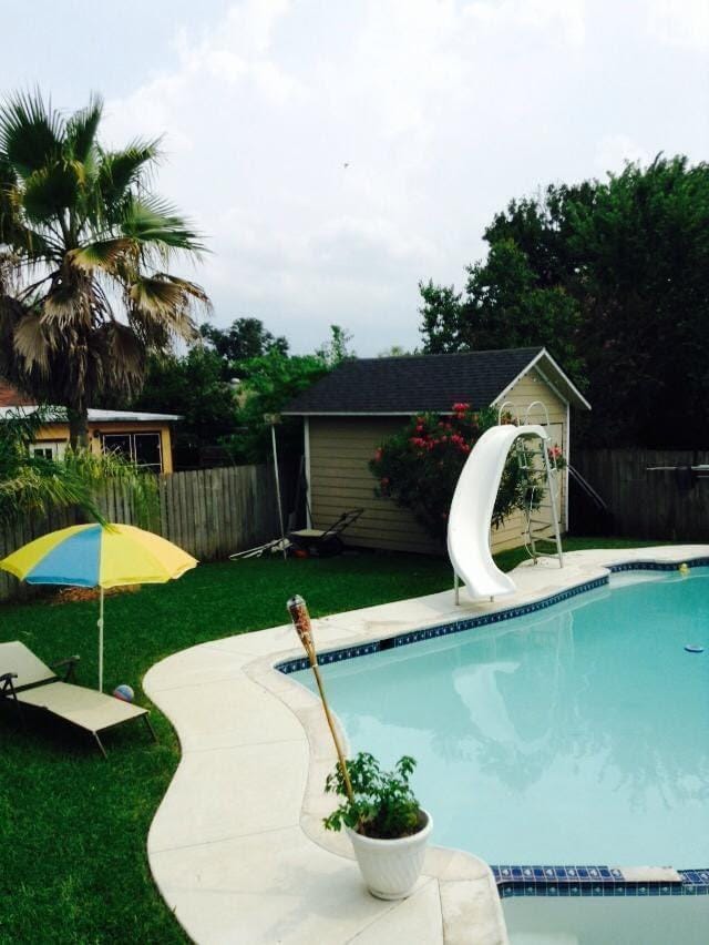 11703 Teaneck Dr, Houston, TX 77089