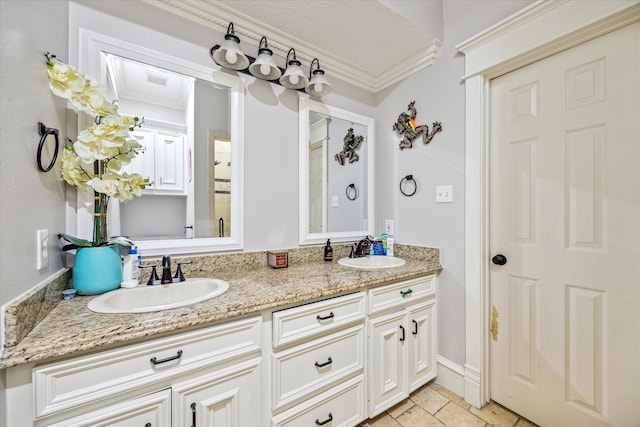 2408 Beall St, Houston, TX 77008 - full bath featuring double vanity and crown molding