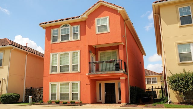 7115 Laguna Villas, Houston, TX 77036 - view of front facade with a balcony, stucco siding, and a tile roof