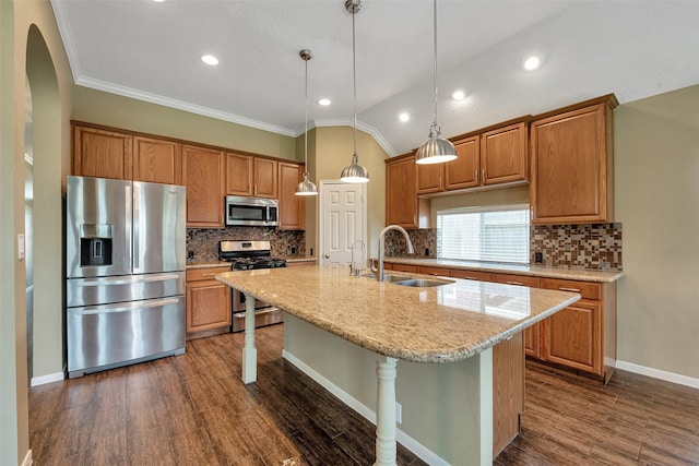 1431 Hidden Terrace Dr, Sugar Land, TX 77479 - kitchen with appliances with stainless steel finishes, arched walkways, crown molding, a center island with sink, and a breakfast bar area