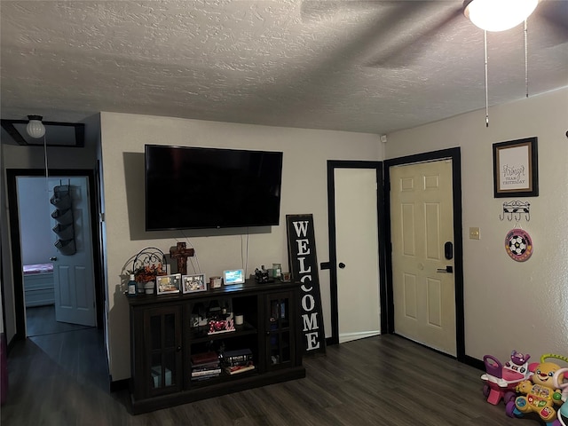 3661 Fm 3277, Livingston, TX 77351 - entryway featuring wood finished floors and a textured ceiling
