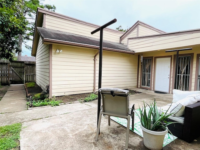 6404 Quail Meadow Dr, Houston, TX 77035 - view of patio featuring a gate