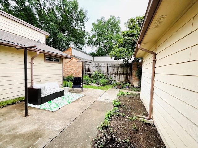 6404 Quail Meadow Dr, Houston, TX 77035 - view of patio featuring an outdoor hangout area