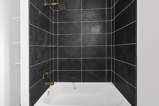 7939 Goode St, Houston, TX 77012 - full bath featuring tub / shower combination