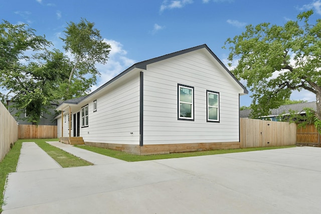 7939 Goode St, Houston, TX 77012 - view of side of property featuring a fenced backyard and a patio area