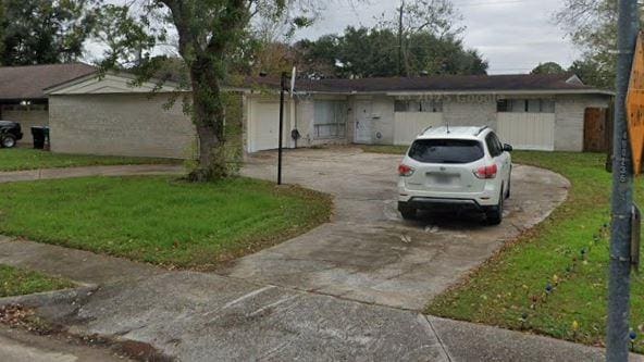 8211 Leader St, Houston, TX 77036 - ranch-style home with driveway and a front lawn