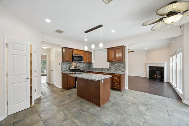 2537 La Rochelle Ct, Seabrook, TX 77586 - kitchen featuring stainless steel appliances, ceiling fan, plenty of natural light, tasteful backsplash, and recessed lighting