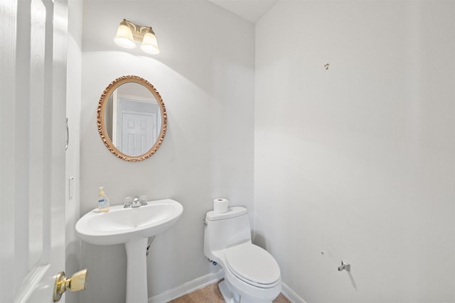 2022 Grand Willow Ln, Richmond, TX 77469 - half bath with toilet and baseboards