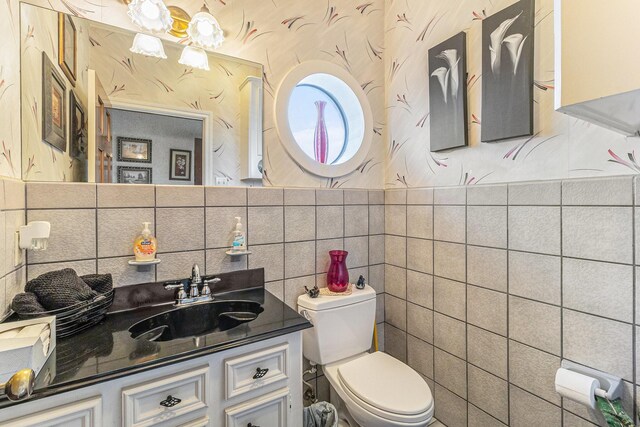 1454 Oday, Pearland, TX 77581 - bathroom featuring vanity and wallpapered walls