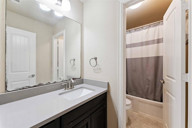 17522 Mineral Bluff Ln, Humble, TX 77346 - full bath with vanity, a textured wall, and shower / tub combo with curtain