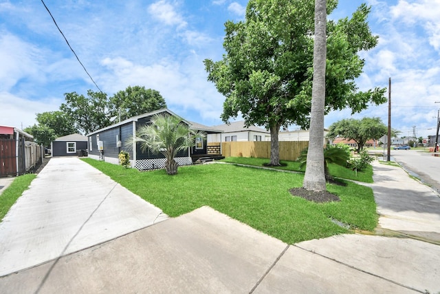 1218 Des Jardines St, Houston, TX 77023 - view of front of home featuring driveway