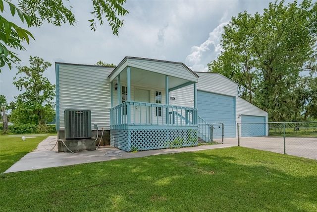 1725 County Road 244e, Brazoria, TX 77422 - view of front facade featuring an outdoor structure, a detached garage, and a porch