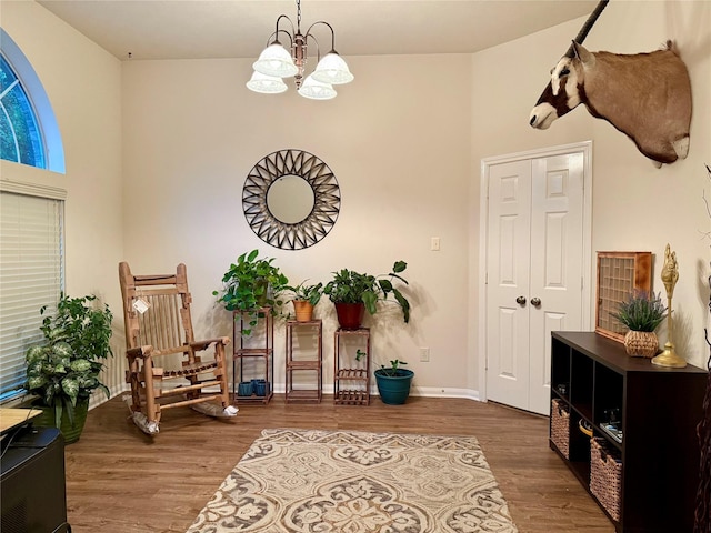 913 S Belle Dr, Angleton, TX 77515 - sitting room featuring wood finished floors, a chandelier, and a high ceiling