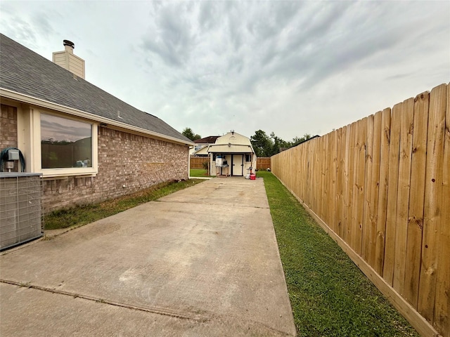 913 S Belle Dr, Angleton, TX 77515 - view of yard featuring an outbuilding