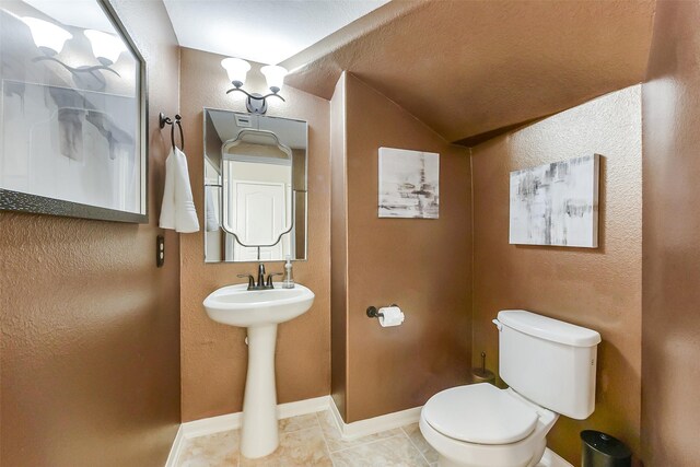 5409 Aroma Knoll Ln, Rosharon, TX 77583 - bathroom with a textured wall, lofted ceiling, and tile patterned floors