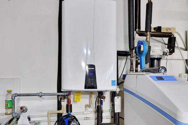 10918 Francoise Blvd, Houston, TX 77042 - utility room with water heater