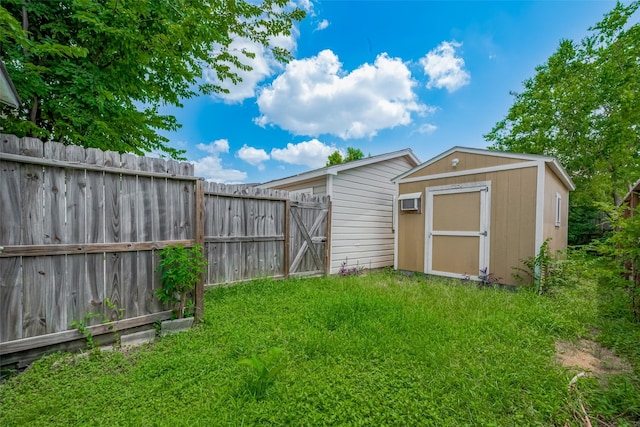4519 N Main St, Houston, TX 77009 - fenced backyard featuring a shed