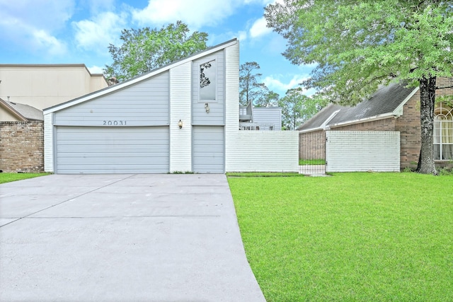 20031 Sunny Shores Dr, Humble, TX 77346 - garage featuring driveway