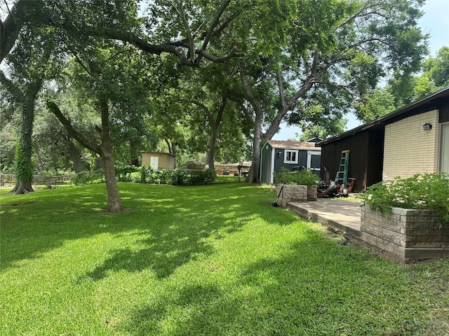 107 Southern Oaks Dr, Lake Jackson, TX 77566 - view of grassy yard with a storage shed