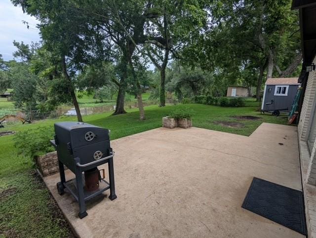 107 Southern Oaks Dr, Lake Jackson, TX 77566 - view of patio with a shed and view of wooded area