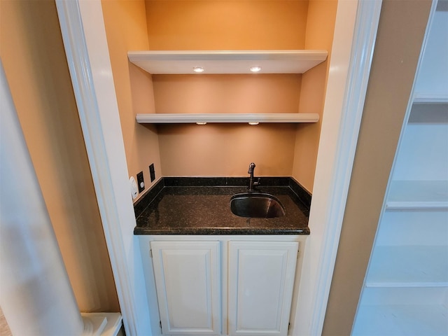 2111 Welch St Unit B109, Houston, TX 77019 - view of indoor wet bar