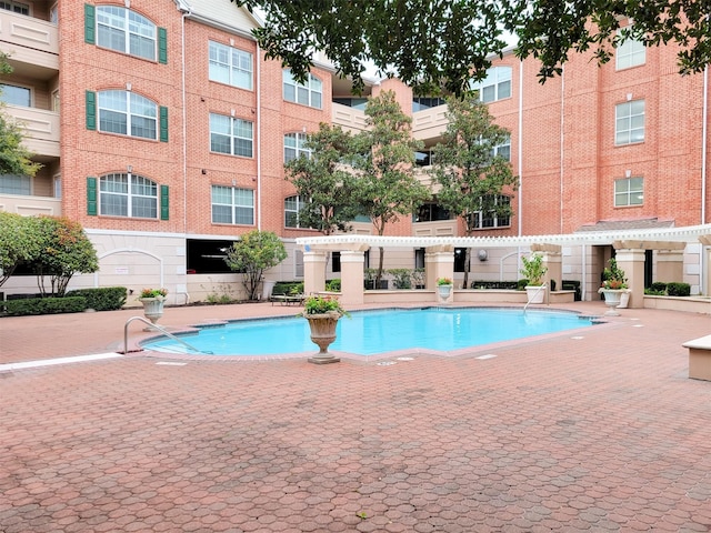 2111 Welch St Unit B109, Houston, TX 77019 - community pool with a pergola and a patio area