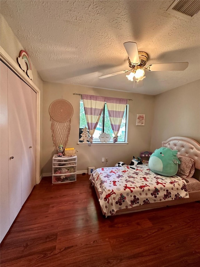 5103 Kleinbrook Dr, Houston, TX 77066 - bedroom featuring wood finished floors, a textured ceiling, ceiling fan, and a closet
