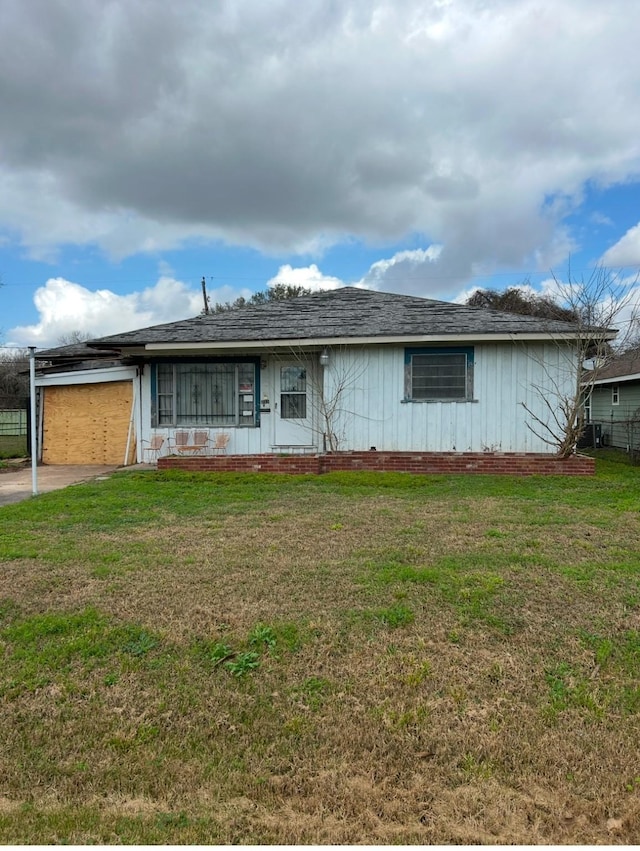 213 Armstrong St, Houston, TX 77029 - ranch-style home featuring an attached garage and a front yard