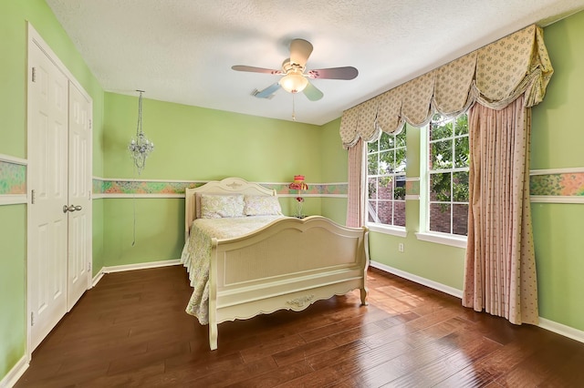 6102 Walkers Park Dr, Sugar Land, TX 77479 - bedroom featuring wood finished floors, a ceiling fan, and a textured ceiling