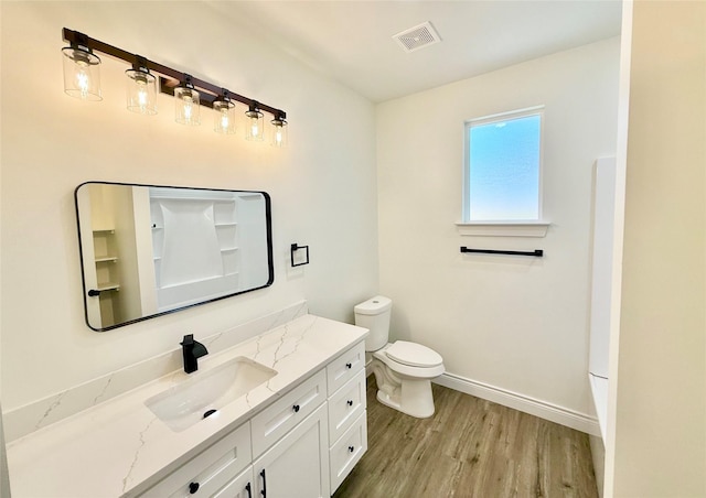 462 Carriage Trl, Montgomery, TX 77316 - bathroom featuring wood finished floors and vanity