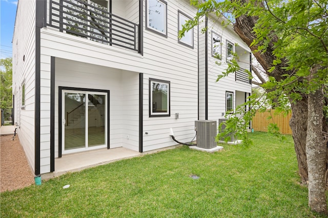 3524 Rebecca St, Houston, TX 77021 - rear view of house featuring a balcony