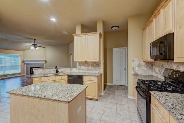 10406 Friars Hill Ln, Houston, TX 77070 - kitchen featuring black appliances, light brown cabinetry, a ceiling fan, a peninsula, and backsplash